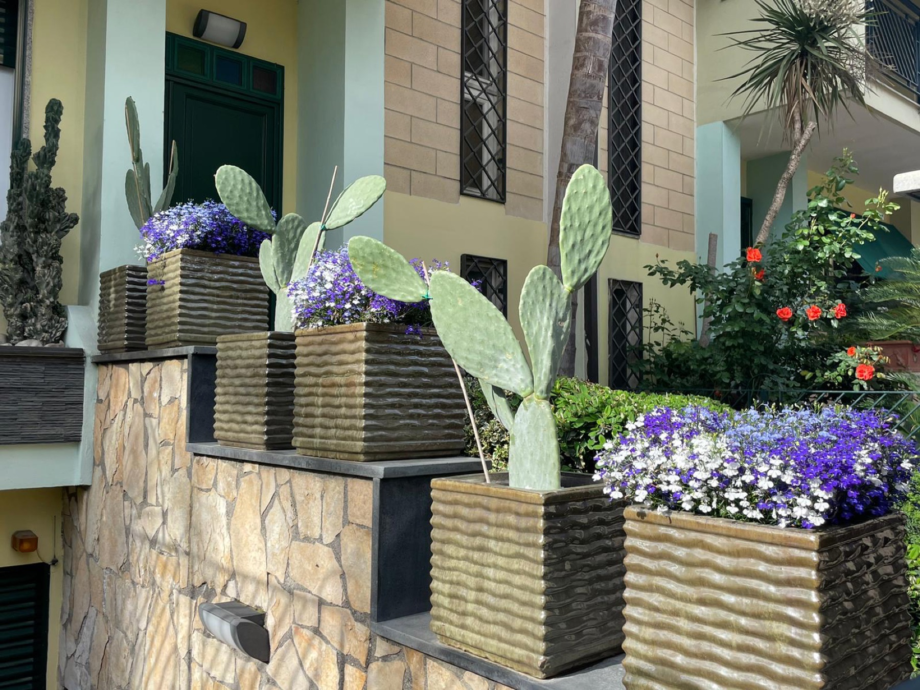 Allestimento con vasi e fioriere Faraone Vasi a Napoli - progetto 11