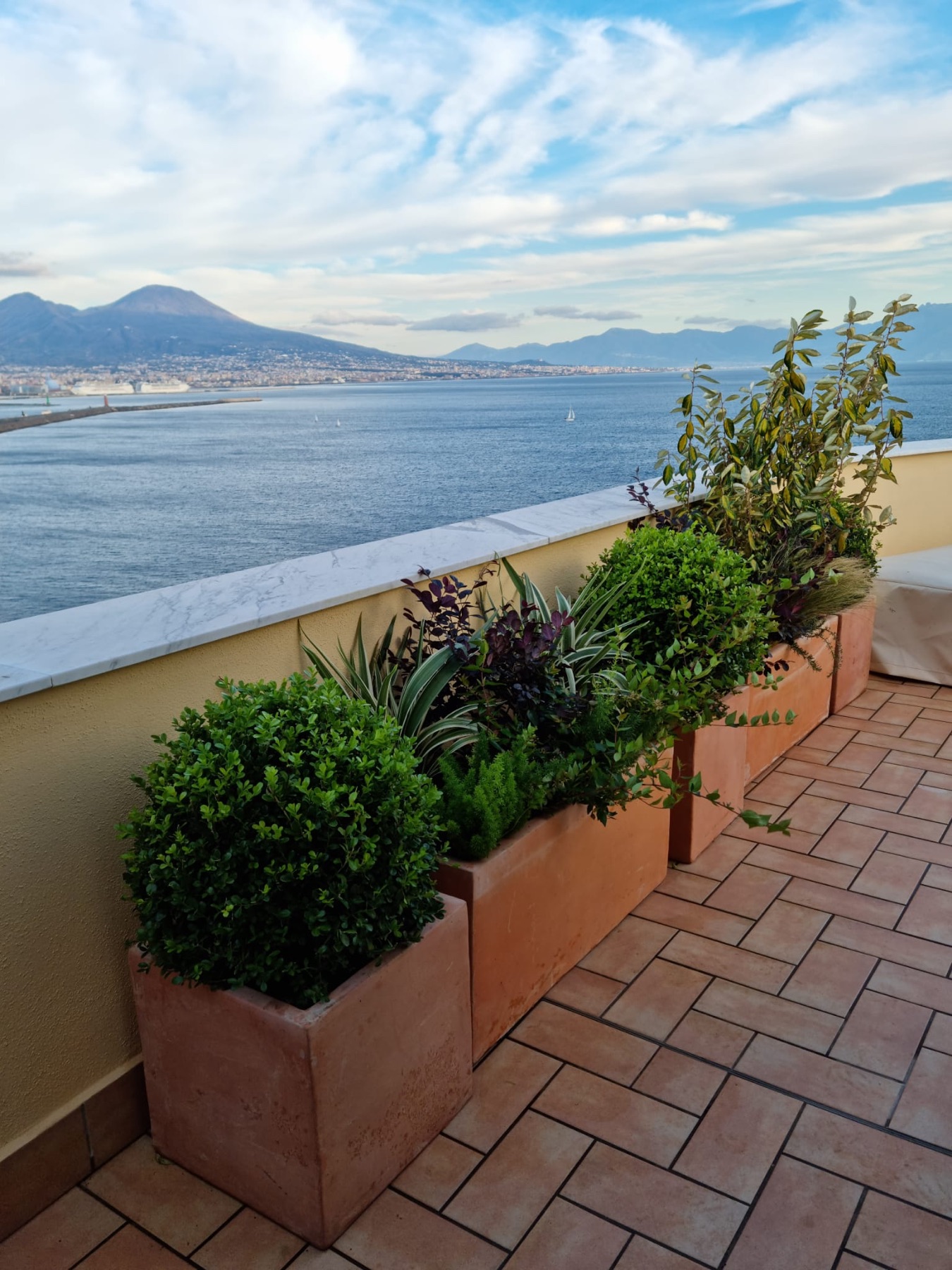 Allestimento con vasi e fioriere Faraone Vasi a Napoli - progetto 15