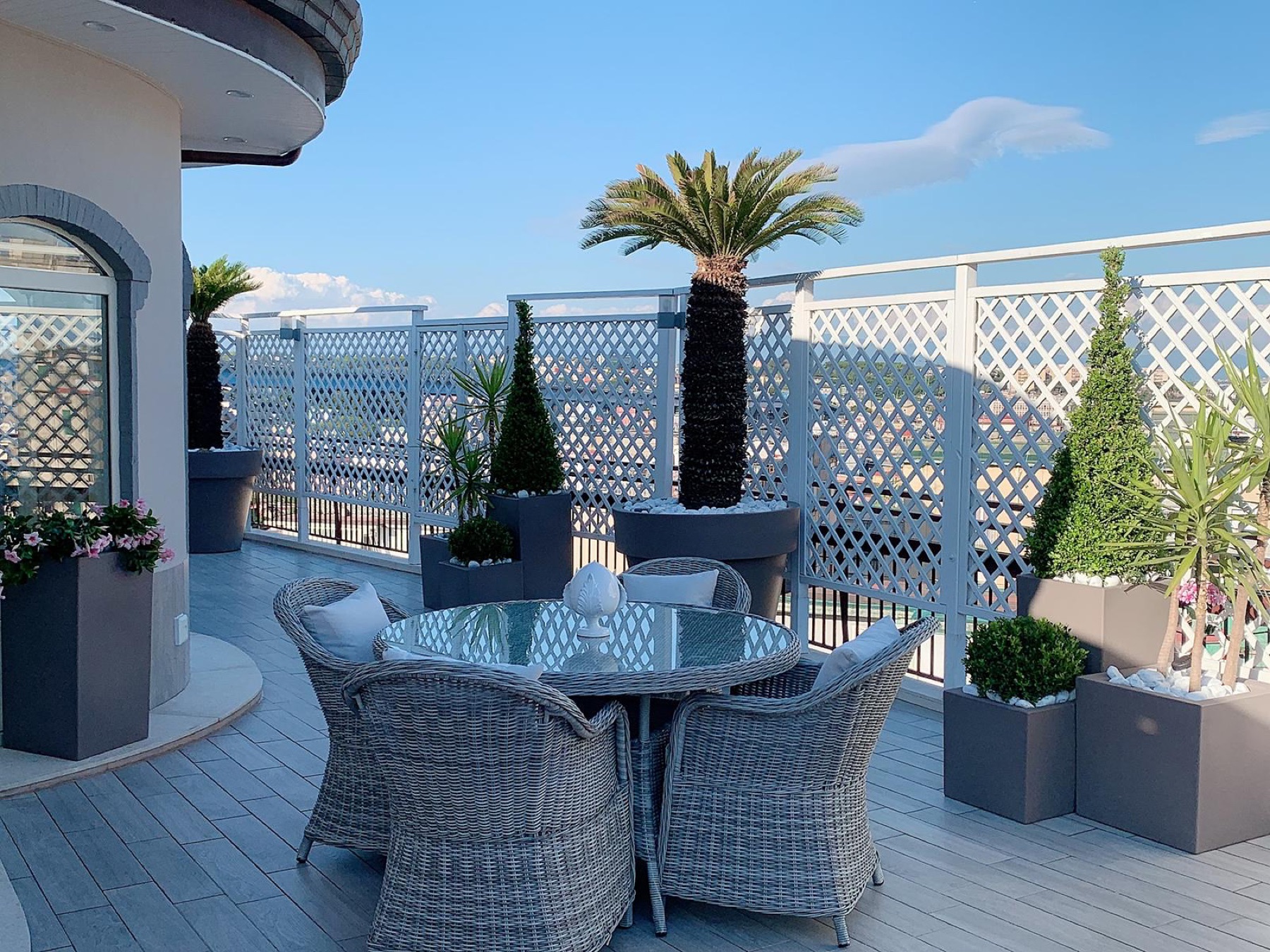 Allestimento con vasi e fioriere Faraone Vasi a Napoli - progetto 21