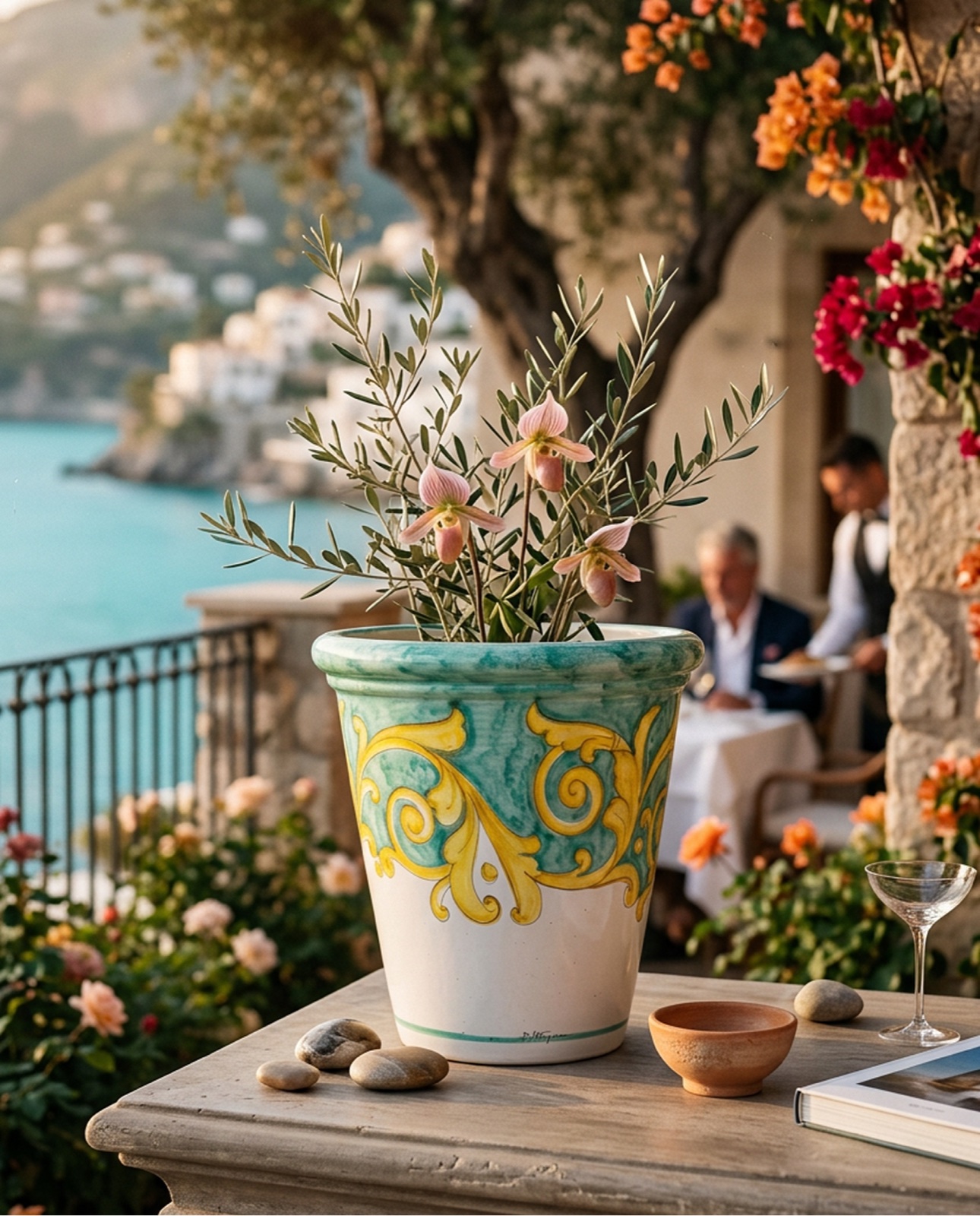 Cachepot in ceramica vietrese dipinto a mano giallo e verde su balcone affacciato sulla costiera